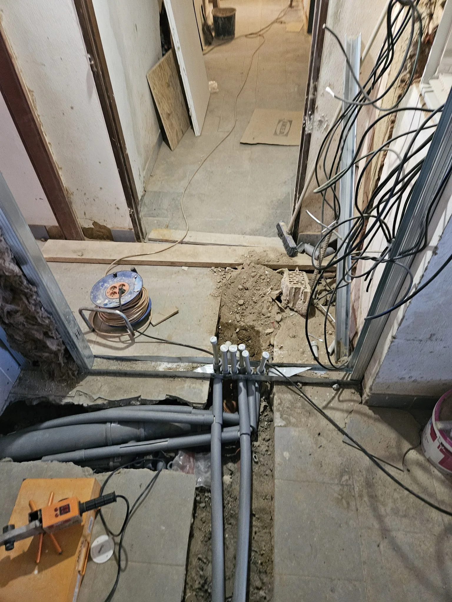 A zaklopí se stěnou